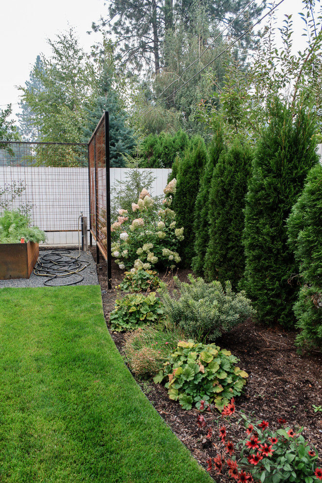 シアトルにある高級な広いミッドセンチュリースタイルのおしゃれな庭 (マルチング舗装) の写真
