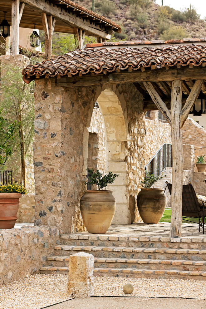 Idée de décoration pour un jardin méditerranéen avec des pavés en brique.