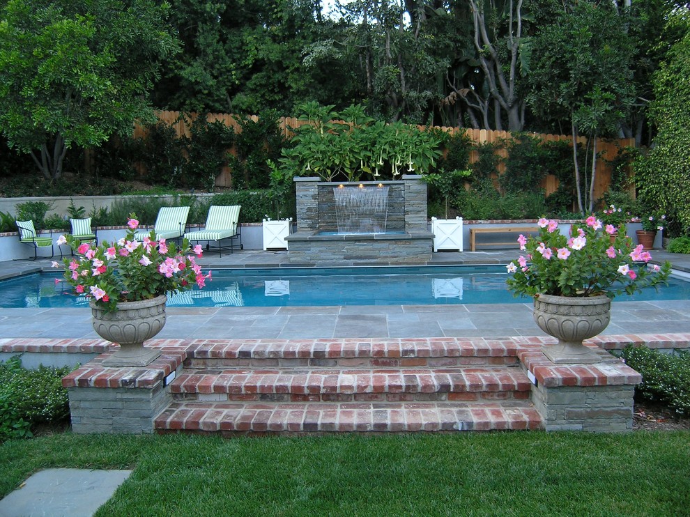 Photo of a traditional landscaping in Los Angeles.