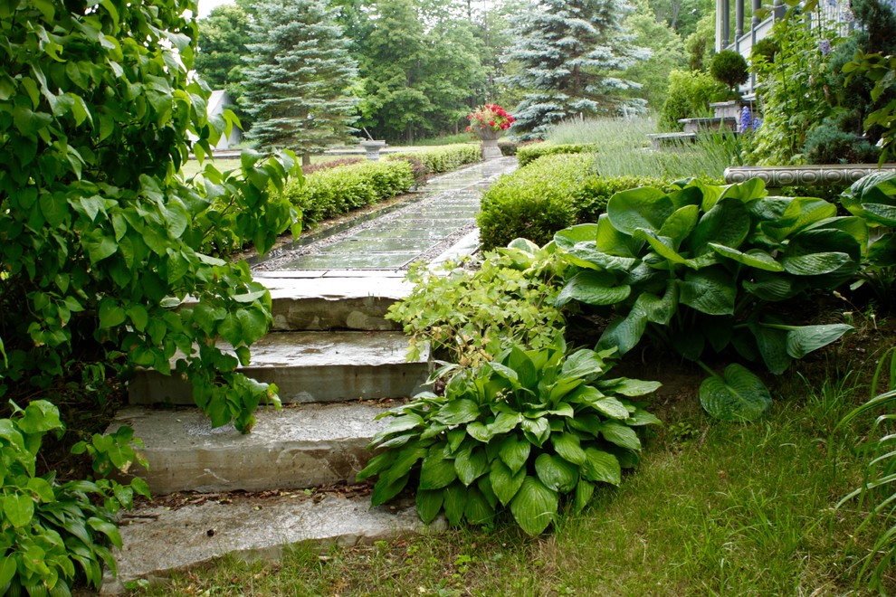 Стильный дизайн: регулярный сад среднего размера на переднем дворе в викторианском стиле - последний тренд