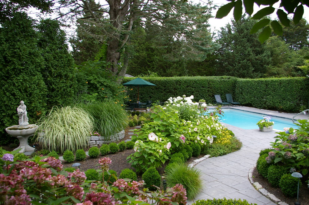 Идея дизайна: участок и сад на заднем дворе в классическом стиле с подпорной стенкой