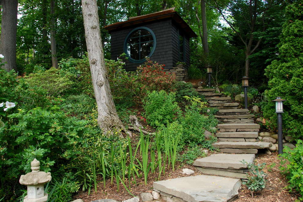 Idee per un giardino esposto in pieno sole di medie dimensioni e dietro casa in estate con pavimentazioni in pietra naturale