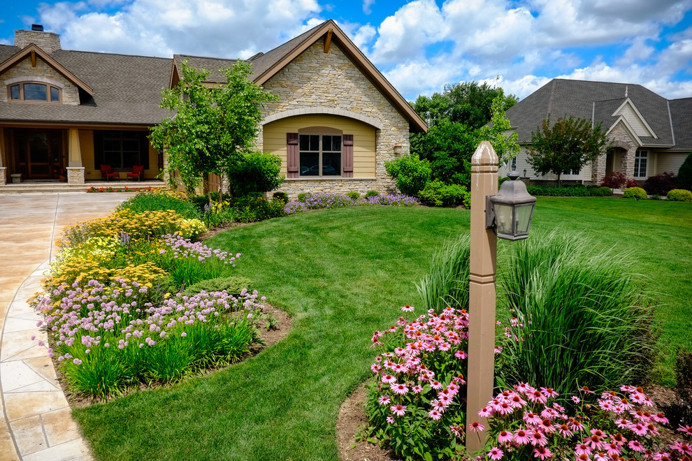 Inspiration for a large craftsman full sun front yard mulch driveway in Milwaukee for summer.