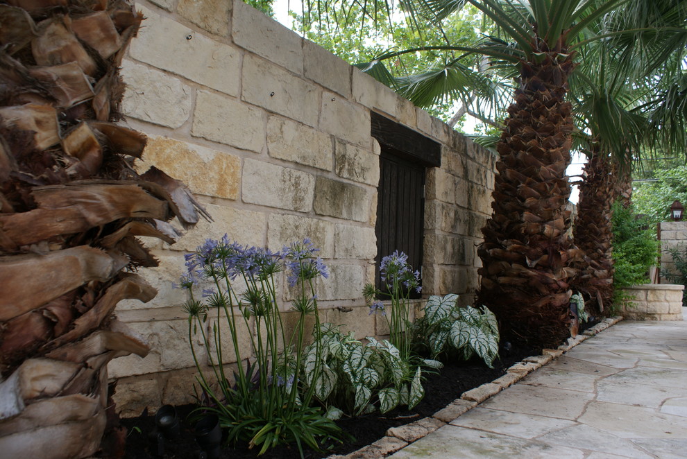 Inspiration for a mediterranean landscaping in Austin.