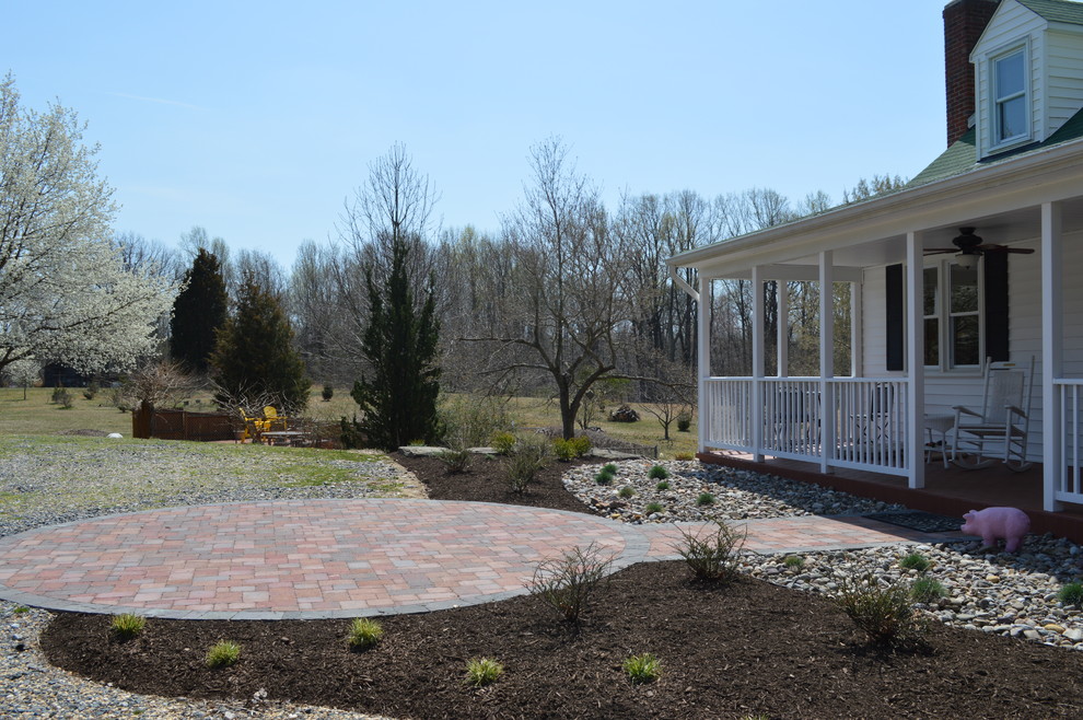 Immagine di un giardino xeriscape tradizionale esposto in pieno sole davanti casa con pavimentazioni in cemento