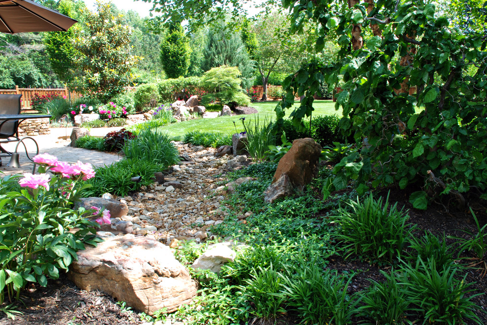 Inspiration for a traditional landscaping in Kansas City.