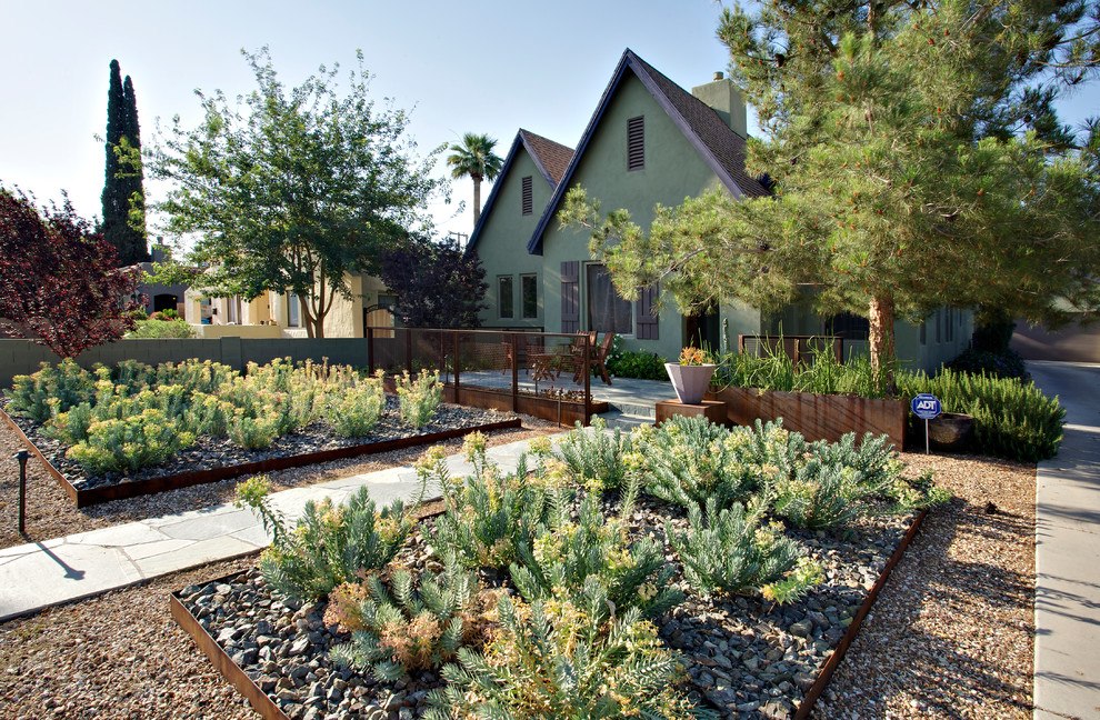 Idéer för en mellanstor industriell trädgård i delvis sol som tål torka och framför huset på våren, med en trädgårdsgång