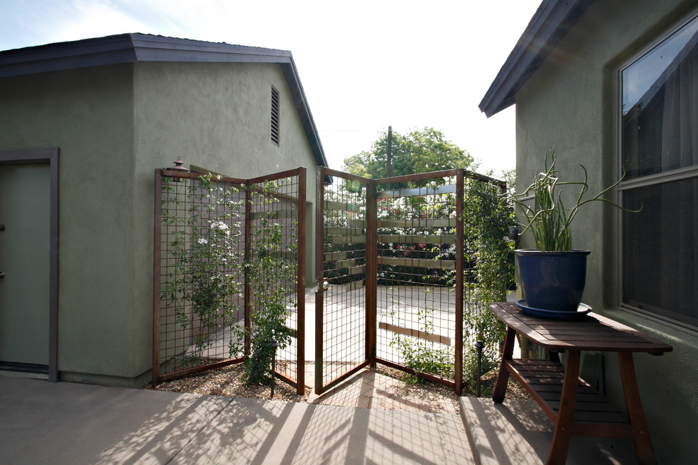 Ispirazione per un giardino xeriscape industriale esposto a mezz'ombra di medie dimensioni e nel cortile laterale in primavera con un ingresso o sentiero