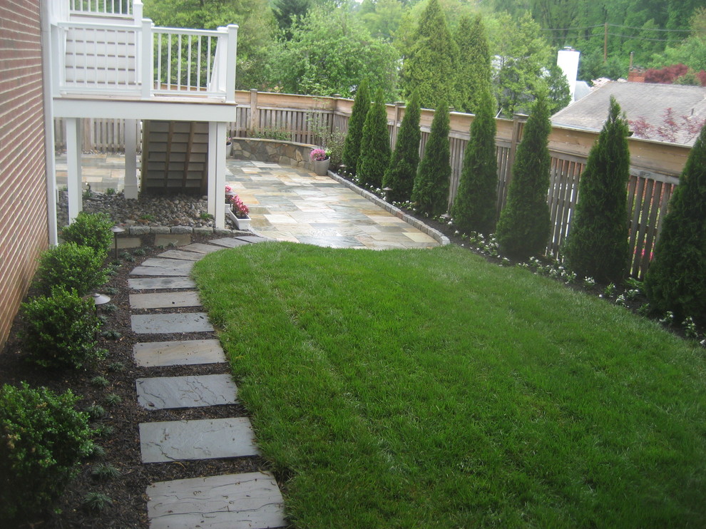 Foto di un giardino chic esposto a mezz'ombra di medie dimensioni e dietro casa in primavera con un ingresso o sentiero e pavimentazioni in pietra naturale