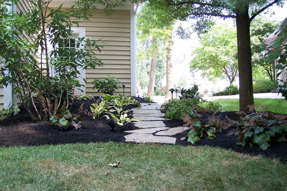 Inspiration for a traditional landscaping in Columbus.