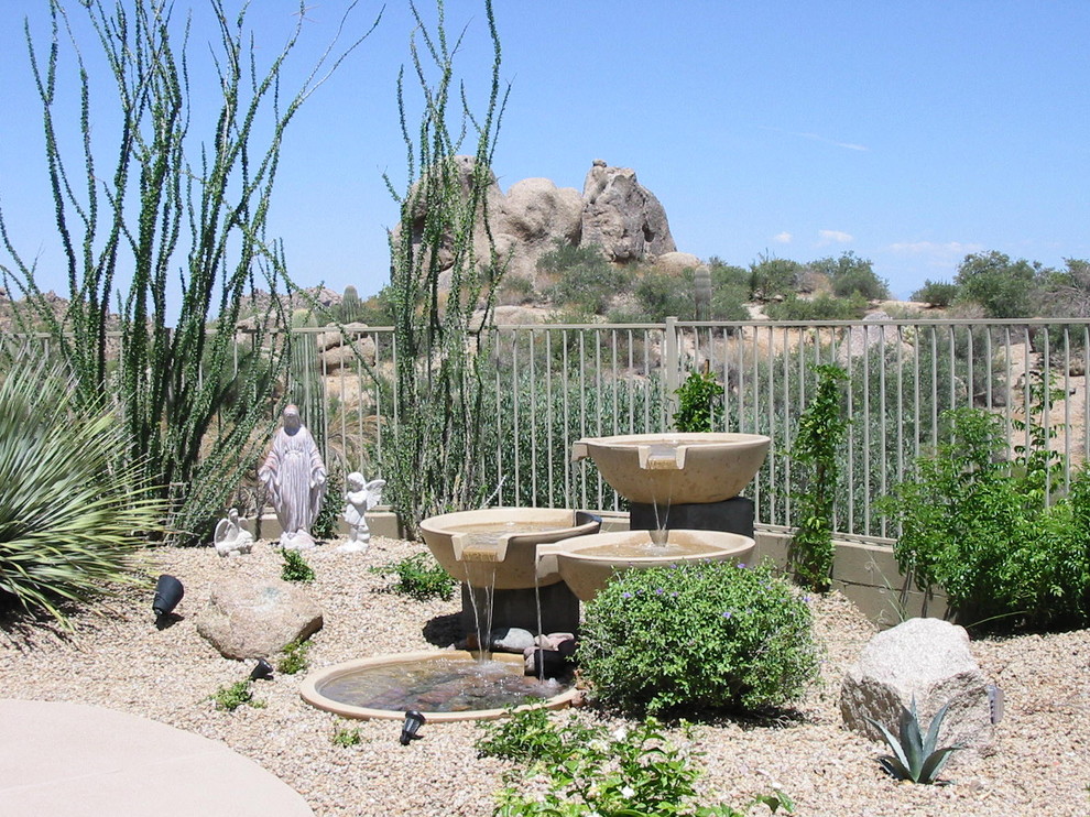 Imagen de jardín de estilo americano con fuente