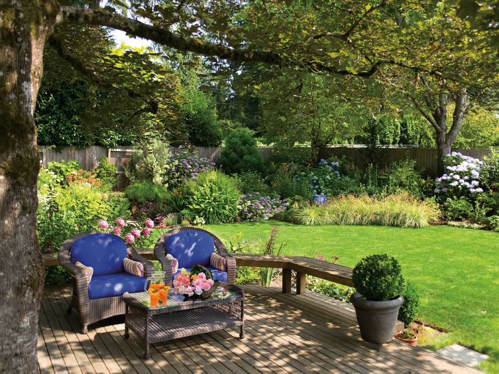 На фото: большой регулярный сад на заднем дворе в классическом стиле с настилом и полуденной тенью