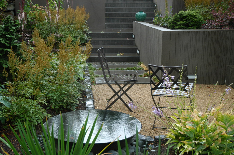 На фото: участок и сад на заднем дворе в современном стиле с покрытием из гравия с