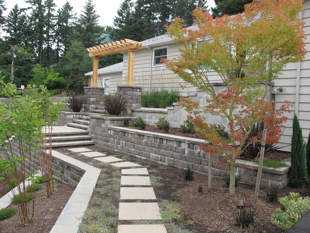 Idee per un grande giardino formale classico dietro casa con un ingresso o sentiero e pavimentazioni in cemento