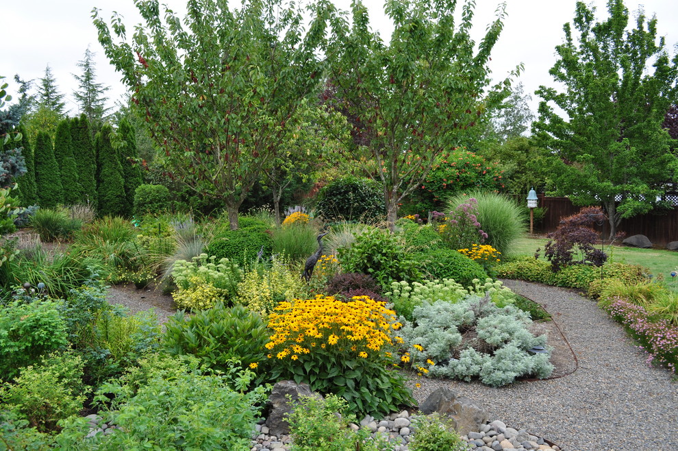 Стильный дизайн: большой участок и сад на заднем дворе в классическом стиле с покрытием из гравия - последний тренд