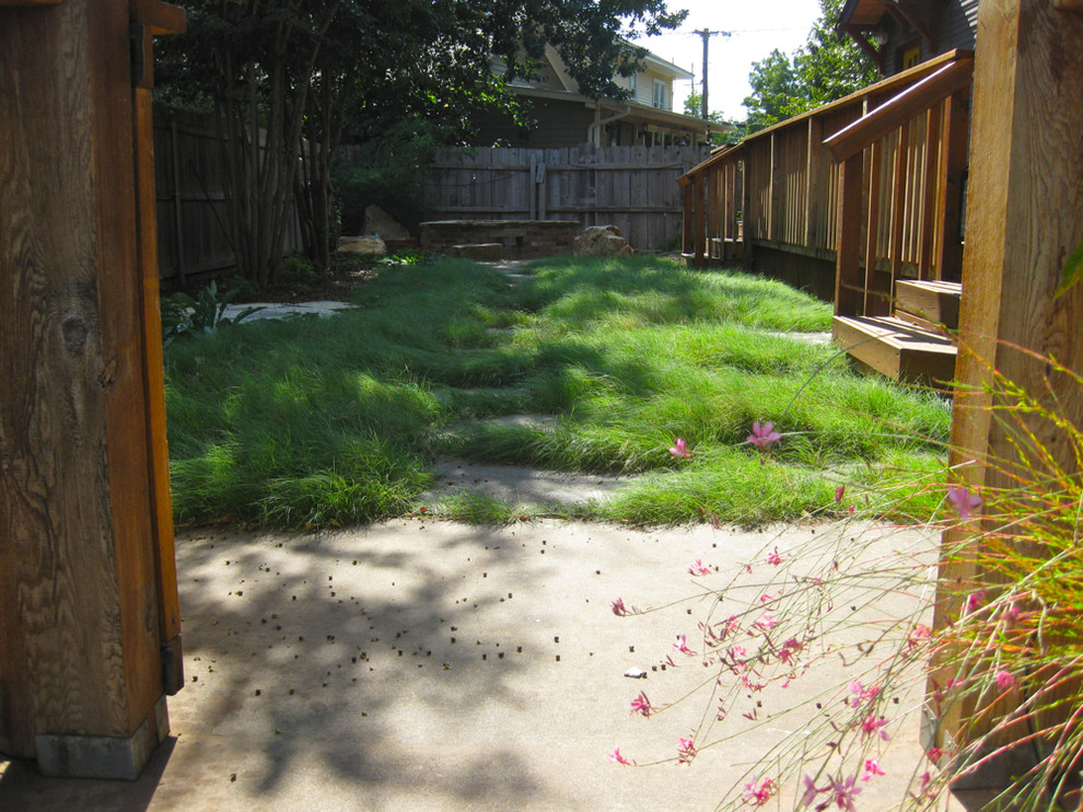 Immagine di un giardino xeriscape minimal esposto in pieno sole di medie dimensioni e davanti casa in estate con pavimentazioni in pietra naturale