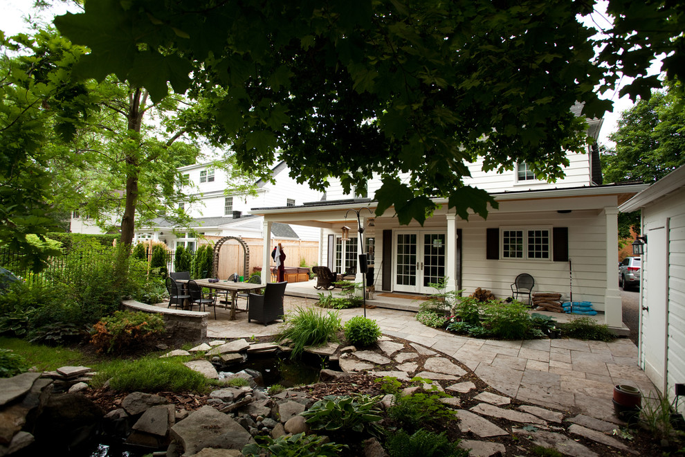 На фото: участок и сад среднего размера на заднем дворе в классическом стиле с полуденной тенью и мощением тротуарной плиткой