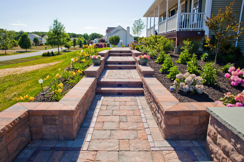 Idee per un grande giardino country esposto in pieno sole davanti casa con pavimentazioni in pietra naturale