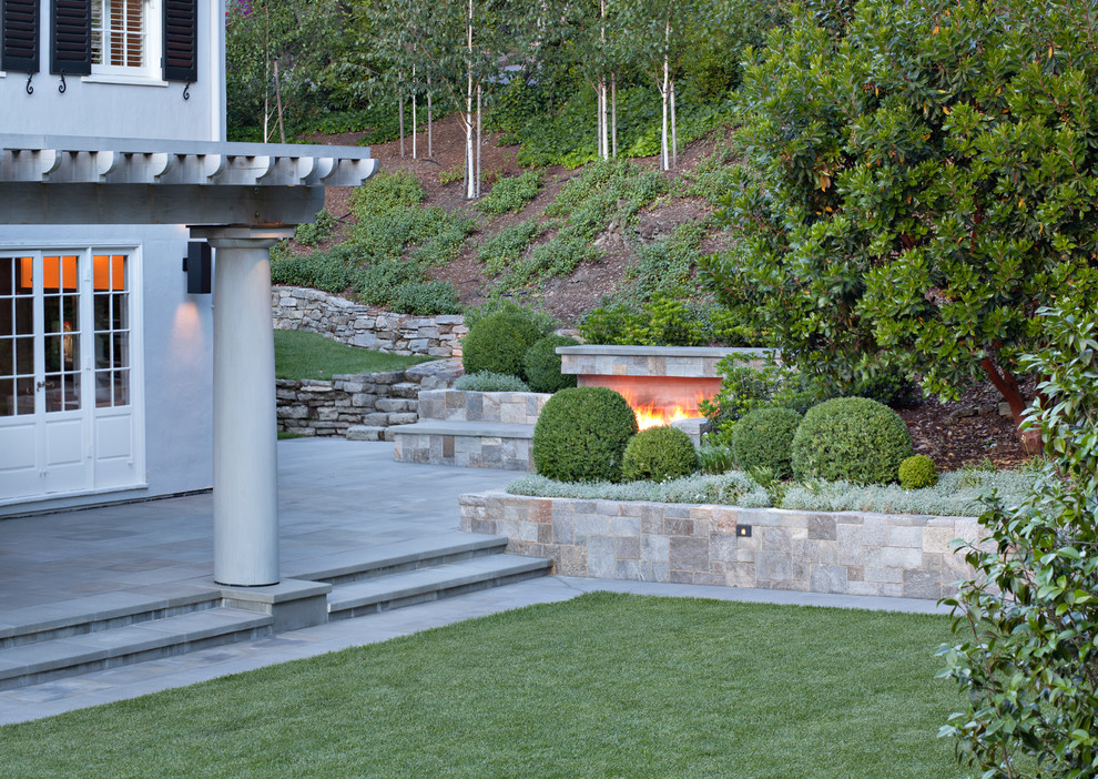 Klassischer Garten hinter dem Haus mit Feuerstelle und Natursteinplatten in San Francisco