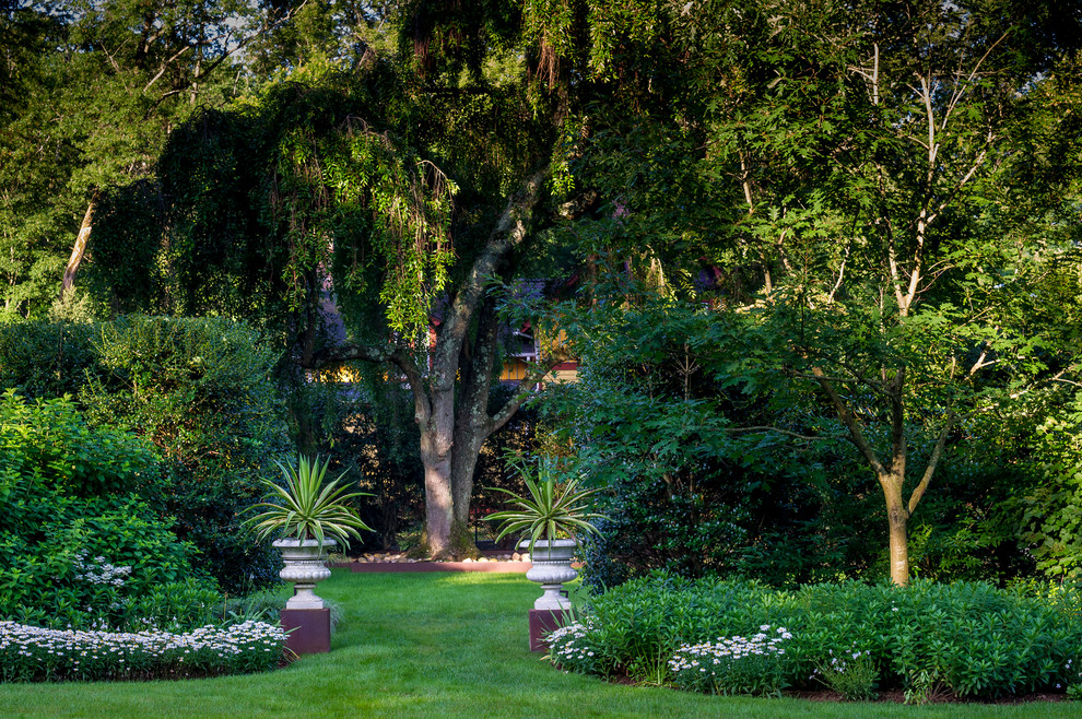 Источник вдохновения для домашнего уюта: большой весенний регулярный сад на боковом дворе в классическом стиле с полуденной тенью