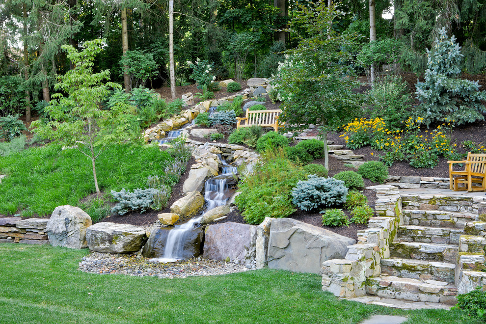 Cette photo montre un aménagement d'entrée ou allée de jardin tendance avec une pente, une colline ou un talus et des pavés en pierre naturelle.