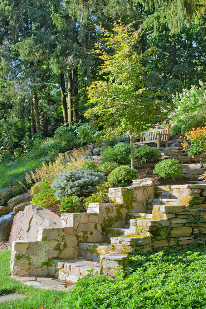 Modelo de jardín actual en ladera con adoquines de piedra natural