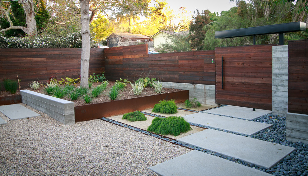 Стильный дизайн: участок и сад в стиле модернизм с мощением тротуарной плиткой, садовой дорожкой или калиткой и полуденной тенью - последний тренд