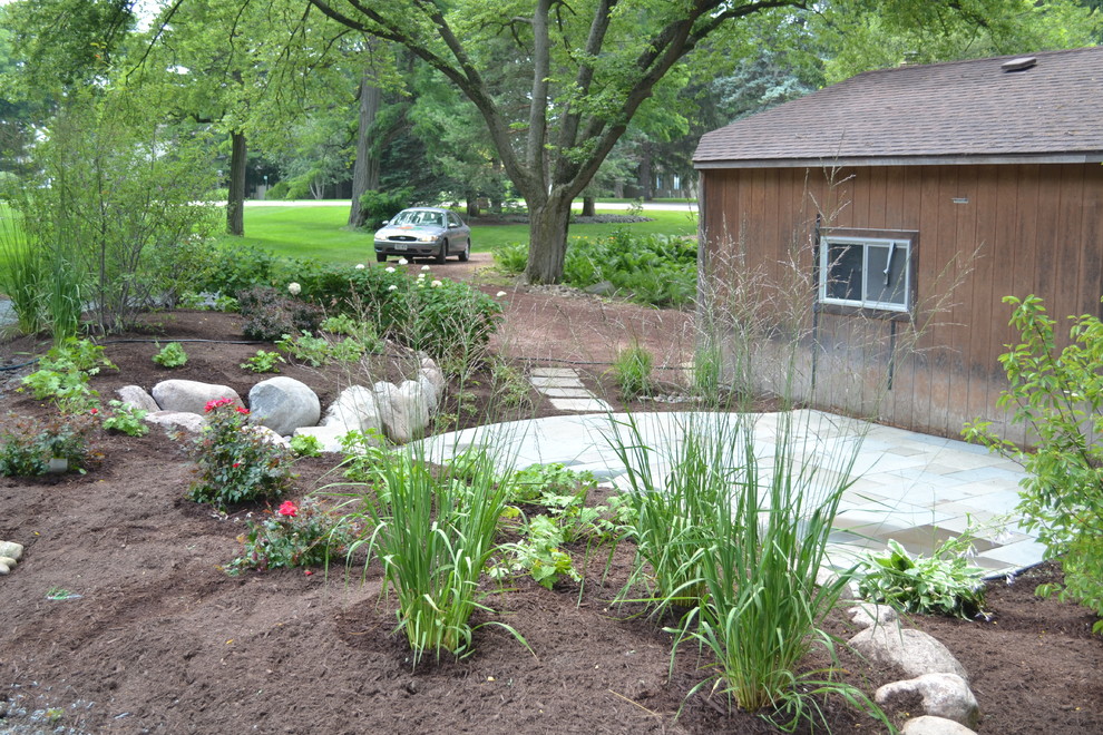 Mittelgroßer Rustikaler Garten hinter dem Haus mit Natursteinplatten in Milwaukee