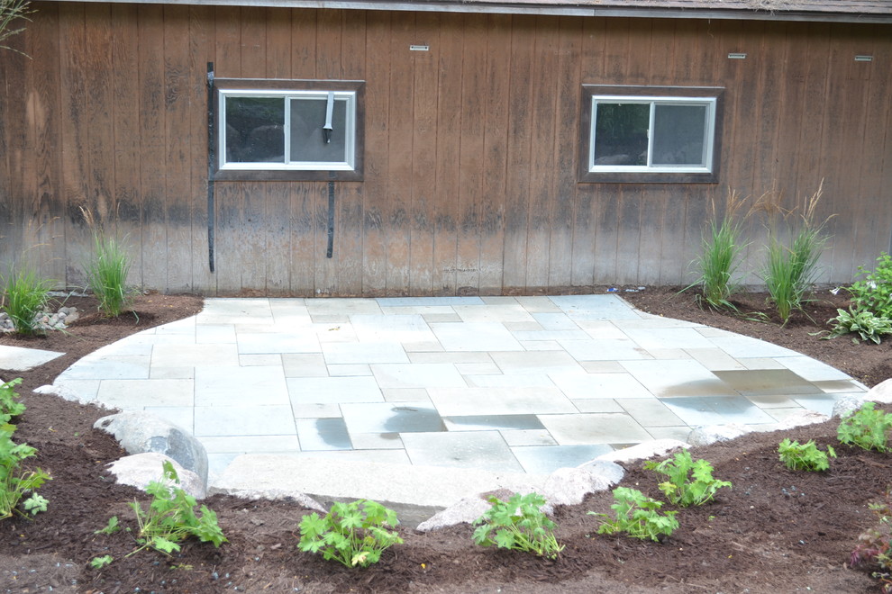 Design ideas for a medium sized rustic back garden in Milwaukee with natural stone paving.