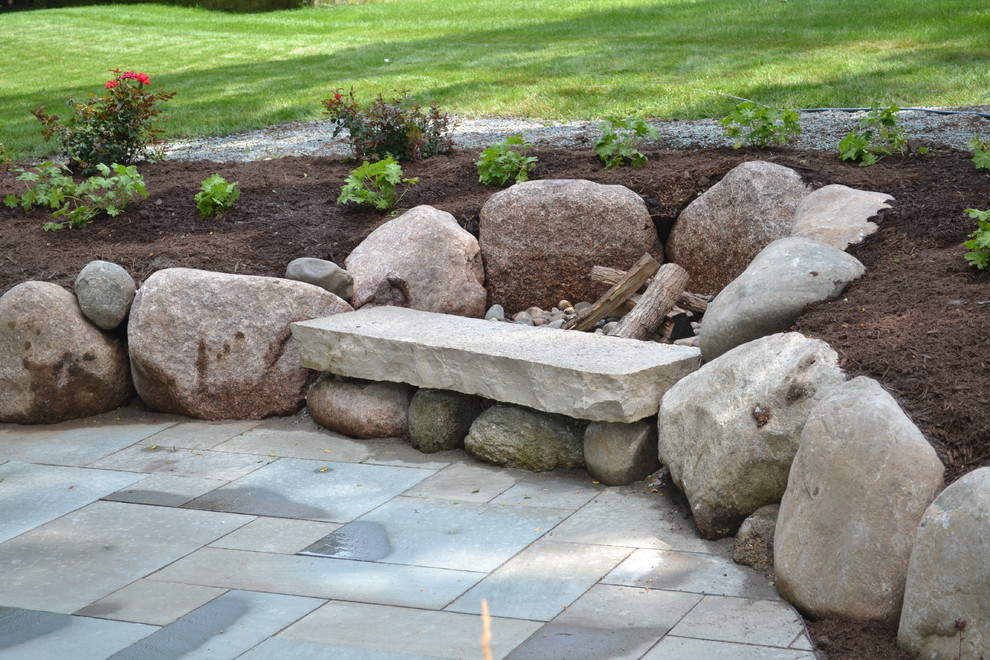 Cette photo montre un jardin arrière montagne de taille moyenne avec des pavés en pierre naturelle.