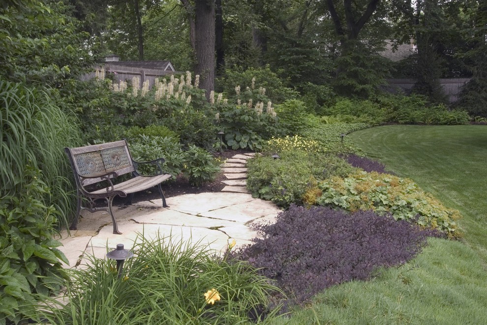 Ispirazione per un giardino tradizionale in ombra dietro casa in estate con un ingresso o sentiero e pavimentazioni in pietra naturale