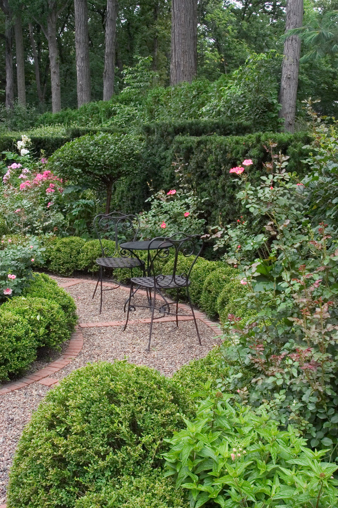 Inspiration for a classic back garden for summer in Chicago with gravel and a garden path.