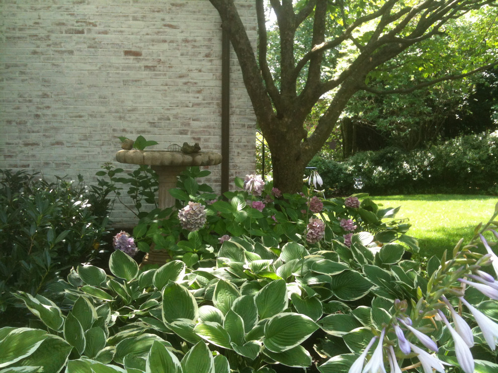 Esempio di un giardino tradizionale esposto a mezz'ombra in estate con un ingresso o sentiero