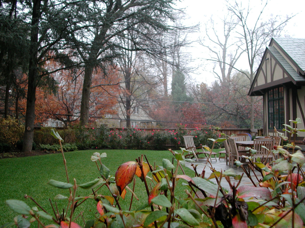 Ejemplo de jardín tradicional renovado de tamaño medio en otoño en patio trasero con exposición parcial al sol y adoquines de piedra natural