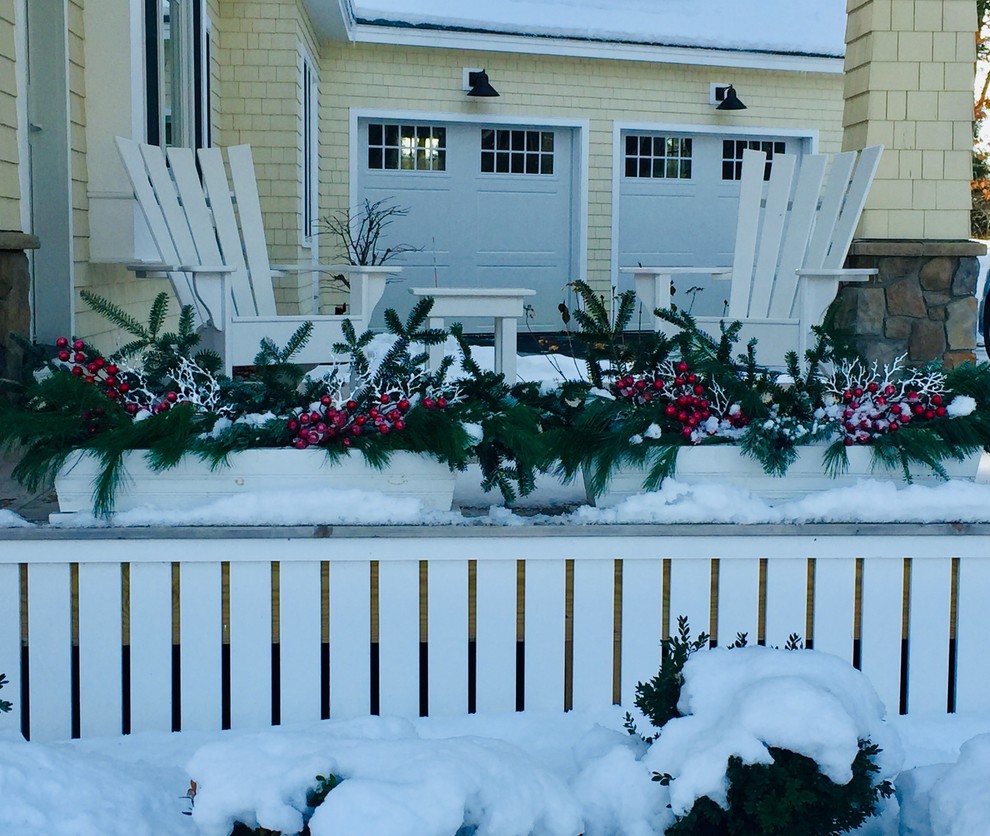 Cette image montre un jardin avant traditionnel de taille moyenne et l'hiver.