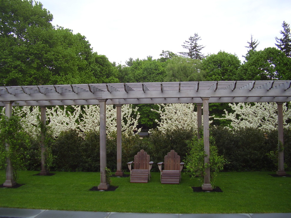Design ideas for a traditional back garden in Boston.