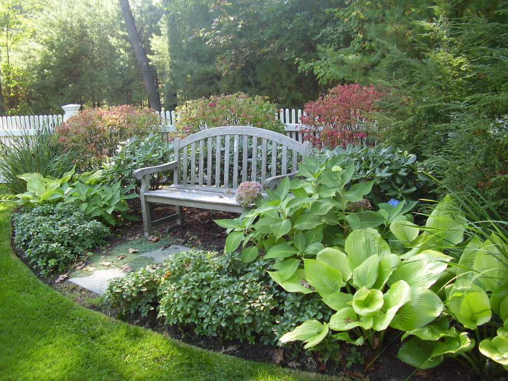 Свежая идея для дизайна: тенистый участок и сад на заднем дворе в классическом стиле - отличное фото интерьера