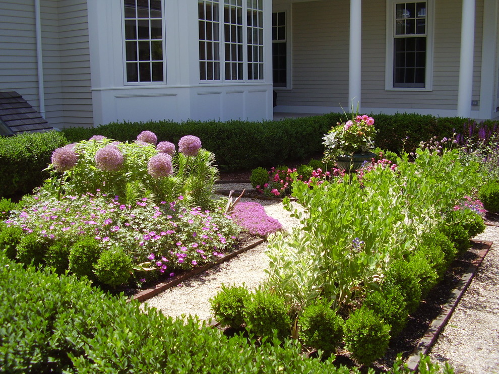 Пример оригинального дизайна: участок и сад на переднем дворе в классическом стиле