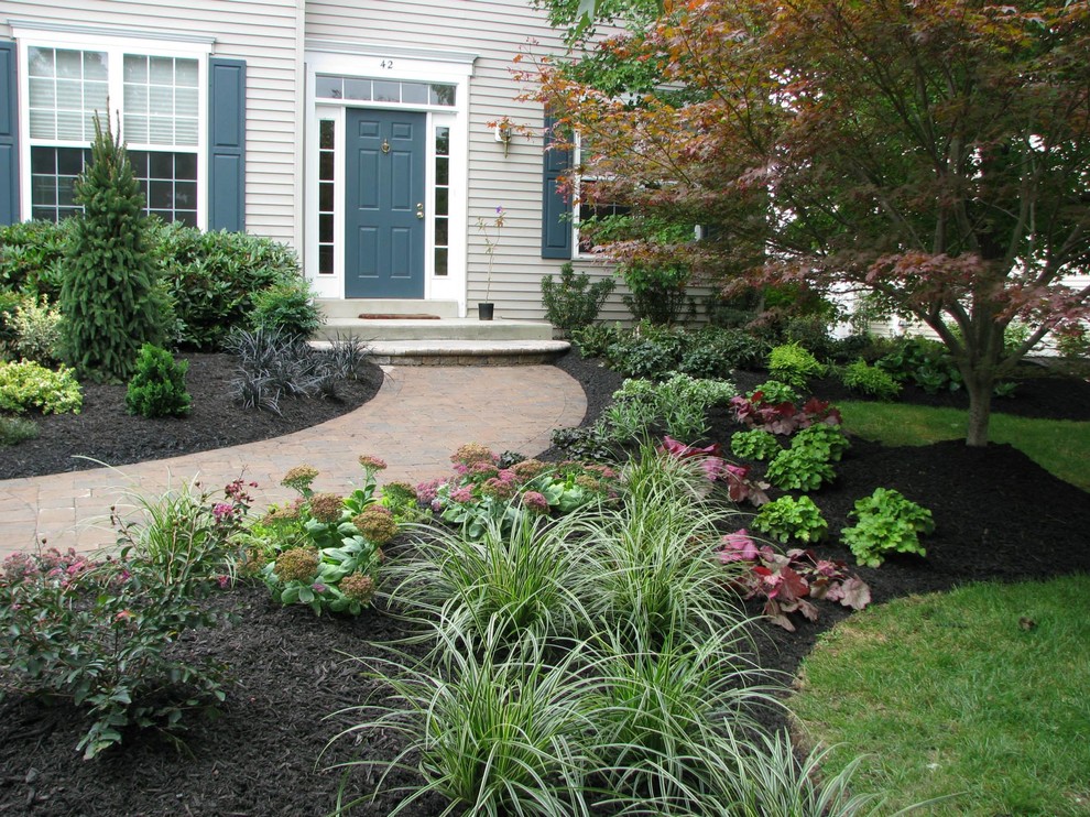 На фото: тенистый, весенний участок и сад среднего размера на переднем дворе в классическом стиле с садовой дорожкой или калиткой и мощением тротуарной плиткой