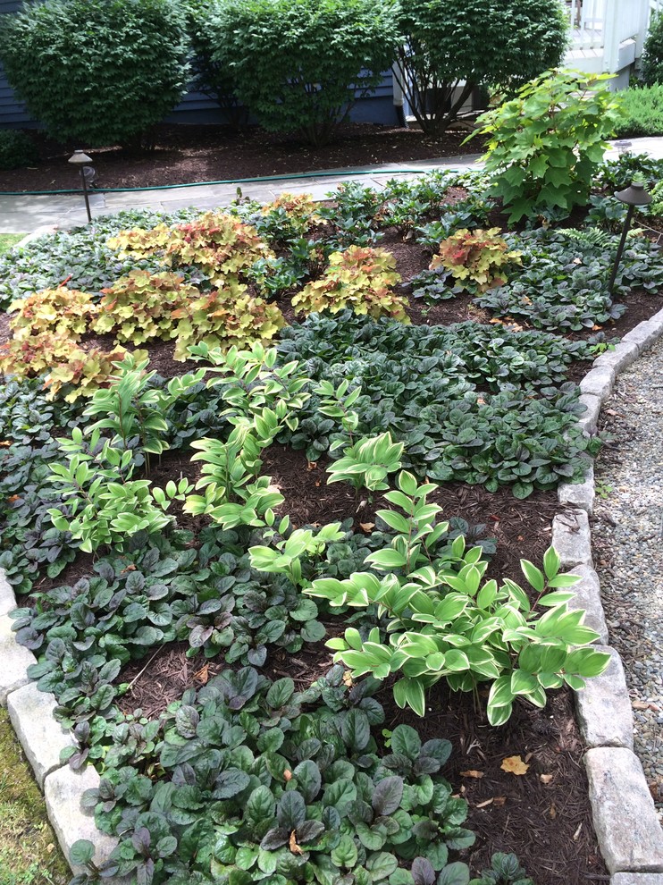 Стильный дизайн: весенний регулярный сад среднего размера на боковом дворе в классическом стиле с садовой дорожкой или калиткой, полуденной тенью и мощением клинкерной брусчаткой - последний тренд