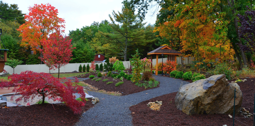 Ispirazione per un giardino etnico di medie dimensioni e dietro casa in autunno con pedane