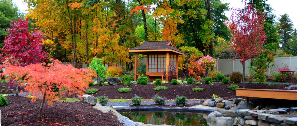 Foto de jardín asiático de tamaño medio en otoño en patio trasero con fuente y entablado