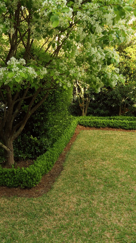 Источник вдохновения для домашнего уюта: солнечный, весенний участок и сад среднего размера на заднем дворе в классическом стиле с хорошей освещенностью и мощением клинкерной брусчаткой