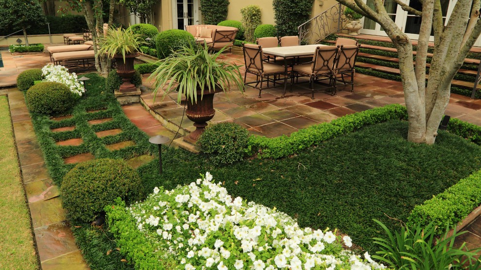 На фото: солнечный, весенний участок и сад среднего размера на заднем дворе в классическом стиле с хорошей освещенностью и мощением клинкерной брусчаткой