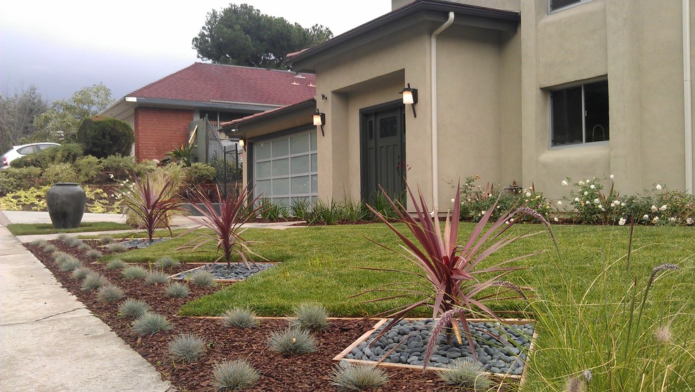 ロサンゼルスにある広いコンテンポラリースタイルのおしゃれな庭 (半日向、マルチング舗装) の写真