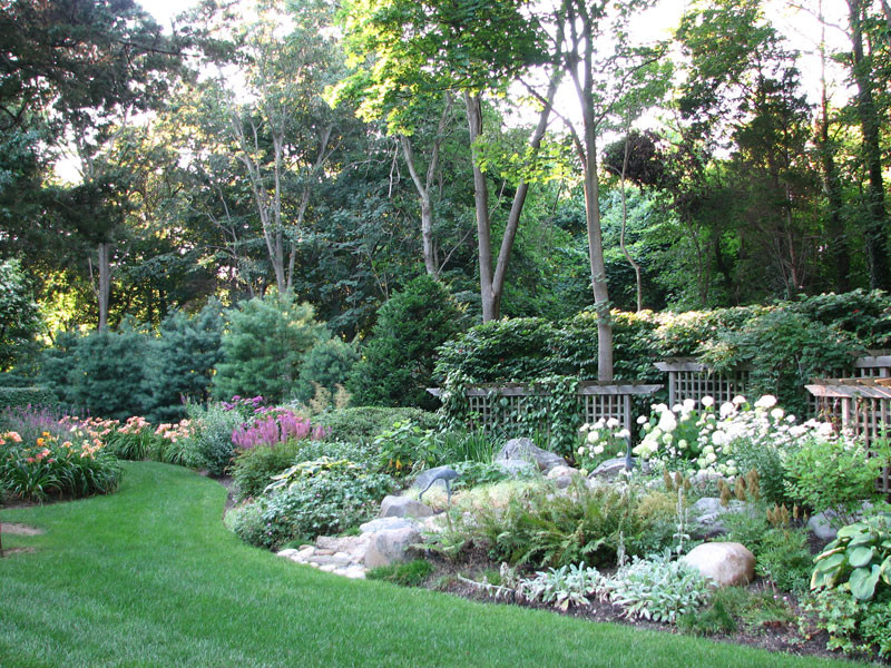 Inspiration for a mid-sized traditional backyard garden path in New York.