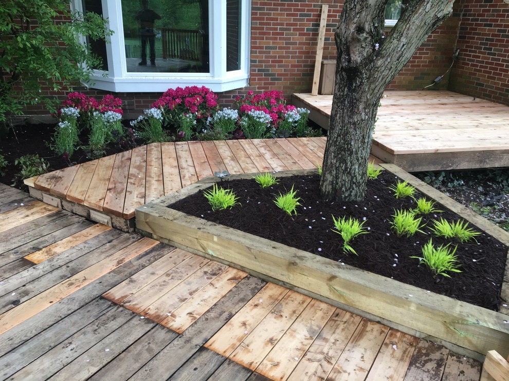 Medium sized contemporary garden in Chicago with a flowerbed and decking.