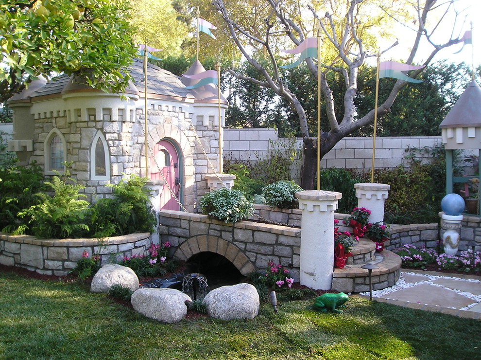 Imagen de jardín clásico en patio trasero