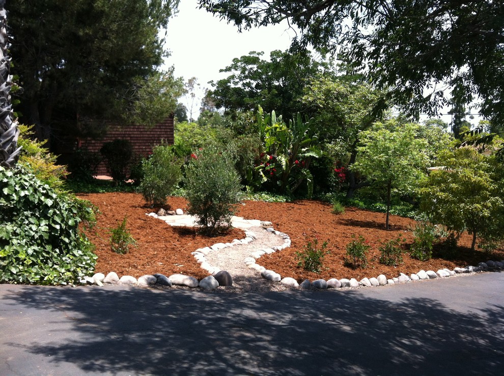 Mittelgroßer Mediterraner Garten im Herbst mit direkter Sonneneinstrahlung und Natursteinplatten in San Diego