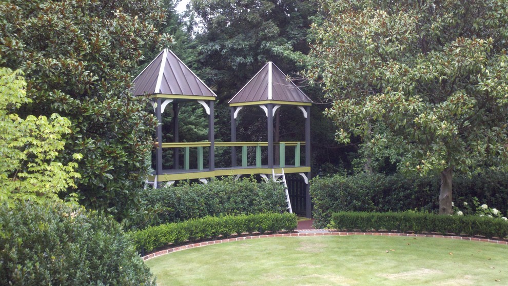 Ejemplo de jardín tradicional grande en patio trasero con jardín de macetas, exposición reducida al sol y adoquines de ladrillo